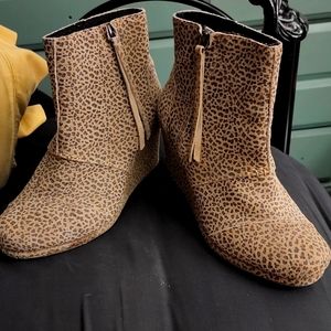 Tom's 7W Wedge Ankle Boots- Excellent Condition